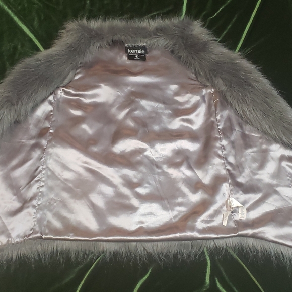 Vests - Picture 3 of 4